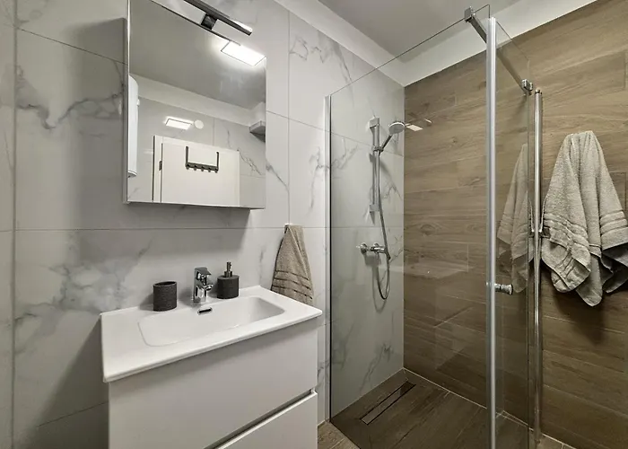 Lav- Newly, Modern Spot Lägenhet *