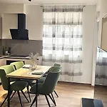 Lav- Newly, Modern Spot Póla