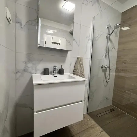 Lav- Newly, Modern Spot