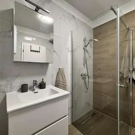 Lav- Newly, Modern Spot Appartement *