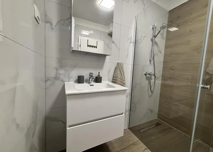 Lav- Newly, Modern Spot